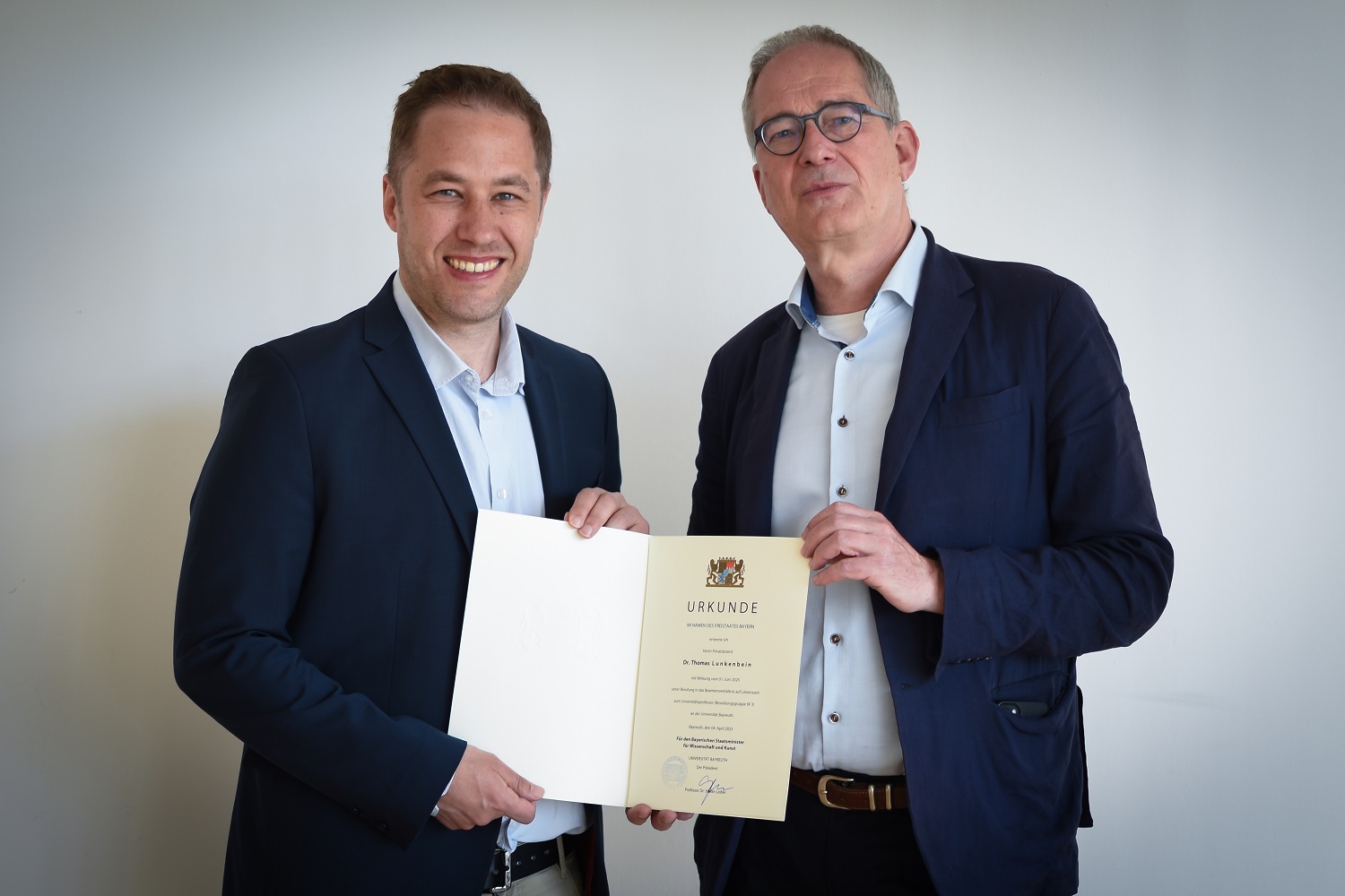 Prof. Lunkenbein bei der Urkundenübergabe mit Universitätspräsident Leible