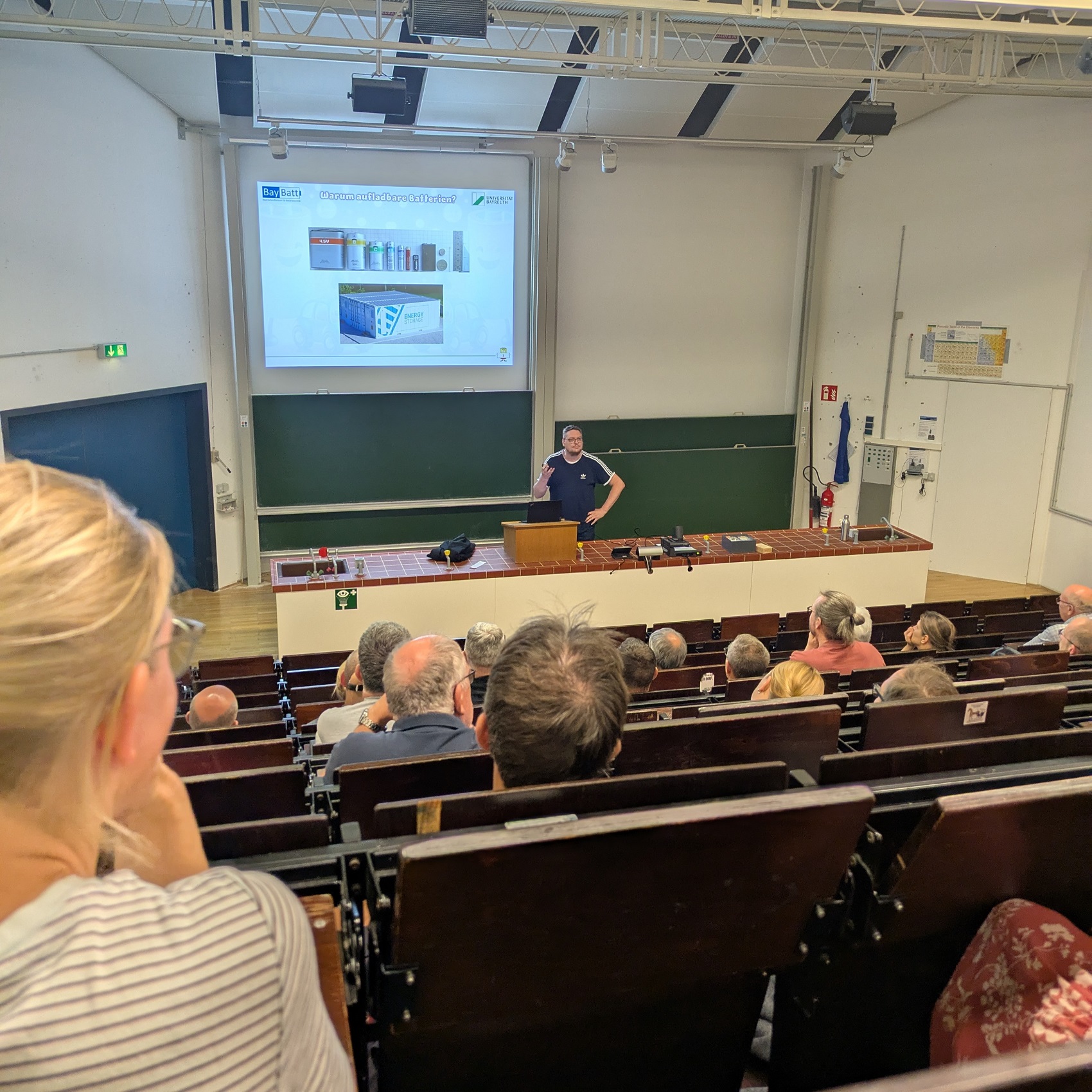 Prof. Gröschel hält einen Vortrag für Begleitpersonen