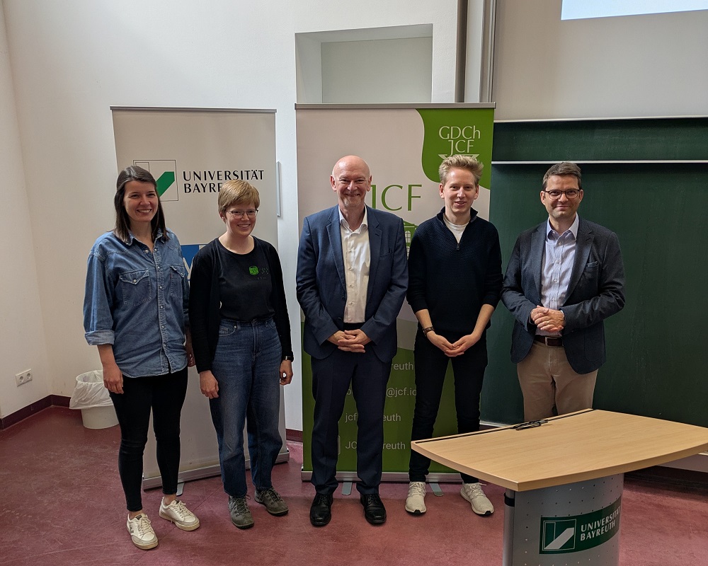 Prof. Winter mit Vertreter*innen des BayBatt und des JCF