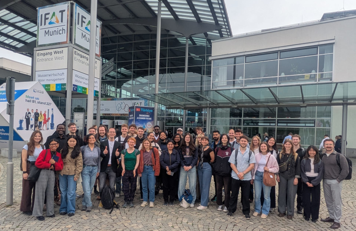 Studierendengruppe auf dem Messegelände der IFAT 2026 München