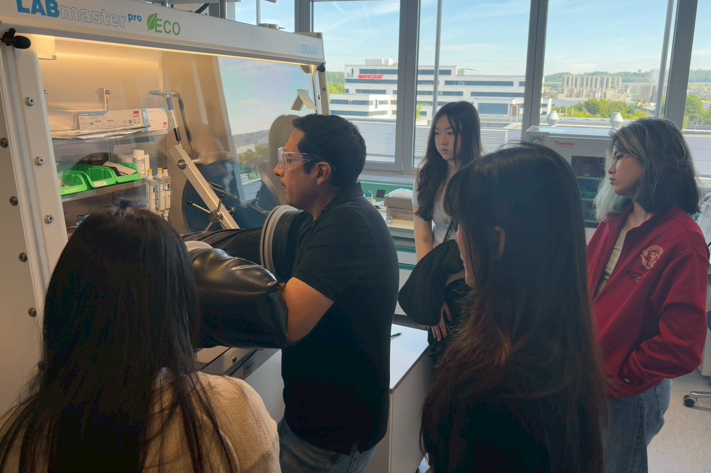 Delegation visits electrochemistry lab